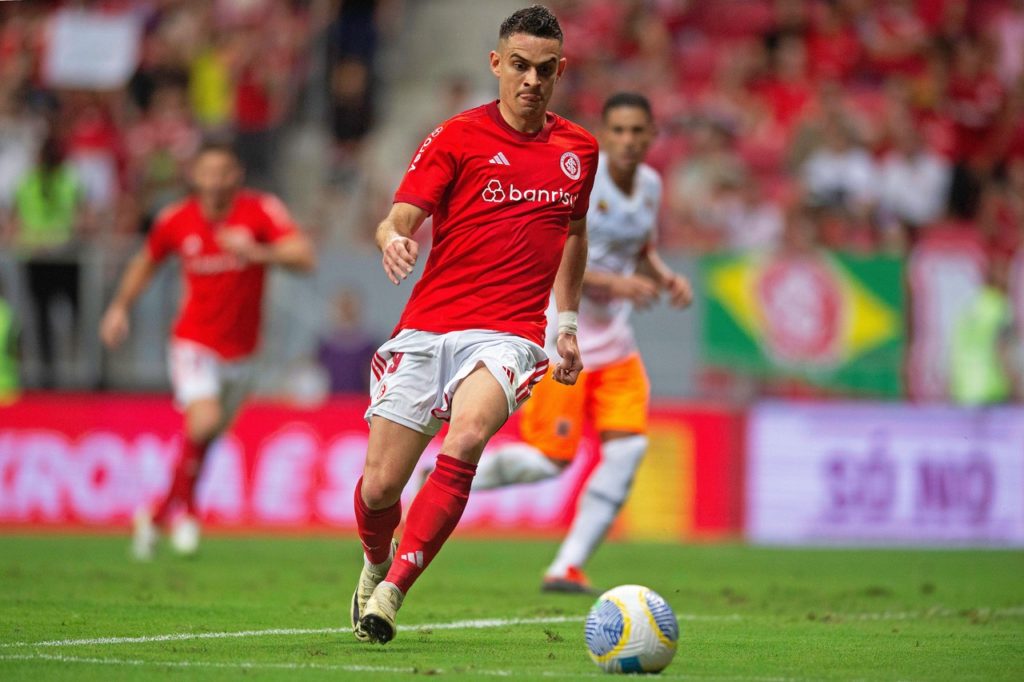 Rafael-Borré-Internacional-Jogo-2WRPDC4 Rafael Borré, do Internacional, conduz a bola durante um jogo pelo clube.