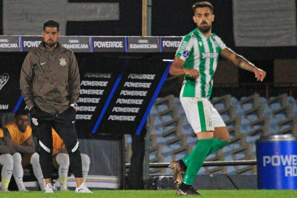 António Oliveira, do Corinthians, observa o time em um dos jogos da temporada de 2024.