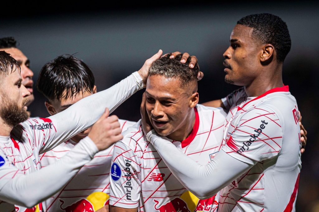 Vitinho, do Red Bull Bragantino, comemora um dos gols marcados pela equipe em um dos jogos da temporada.