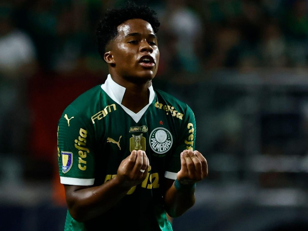 Endrick, do Palmeiras, lamenta uma chance perdida em um jogo pelo clube na temporada.