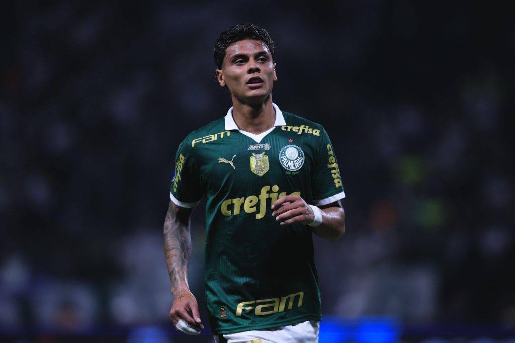 Richard Ríos, do Palmeiras, observa o jogo do time em uma das rodadas da temporada.