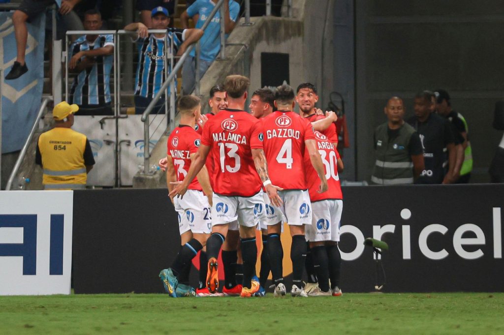 Time do Huachipato comemora um dos gols marcados no jogo contra o Grêmio pela Libertadores.