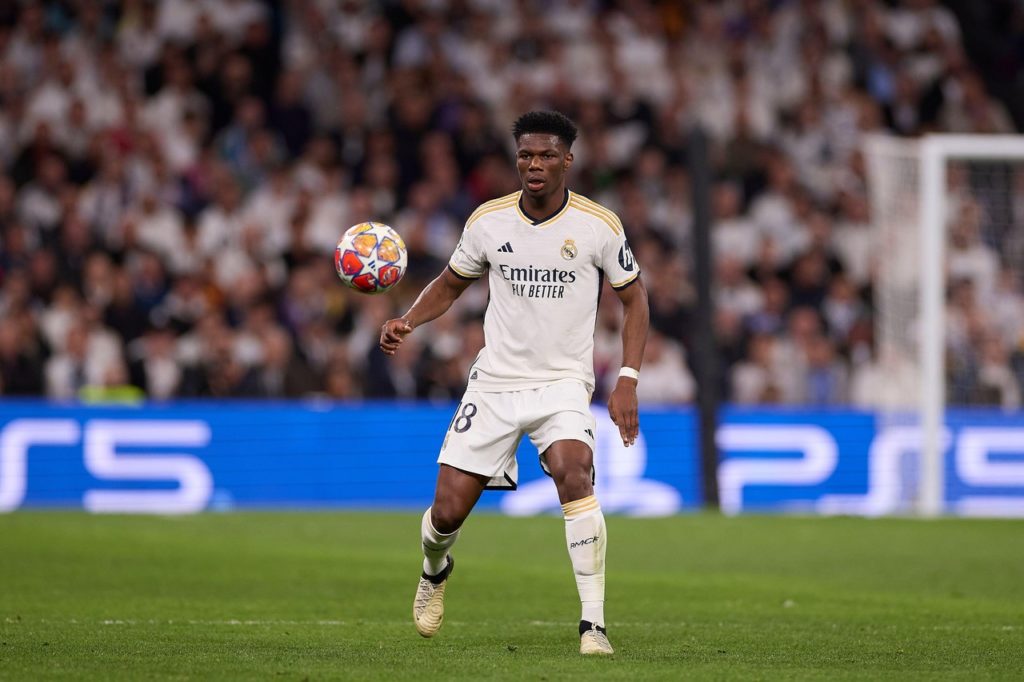 Tchouámeni, do Real Madrid, toca a bola durante um jogo do time na temporada.