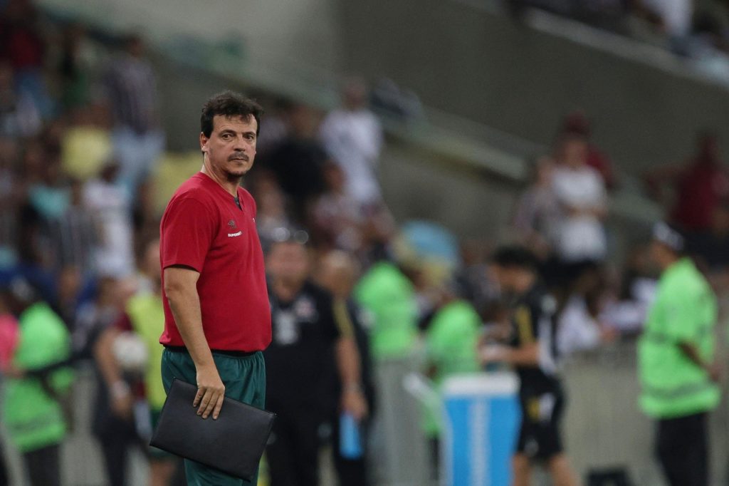 Fernando Diniz, do Fluminense, observa o time em campo durante um jogo de 2024.