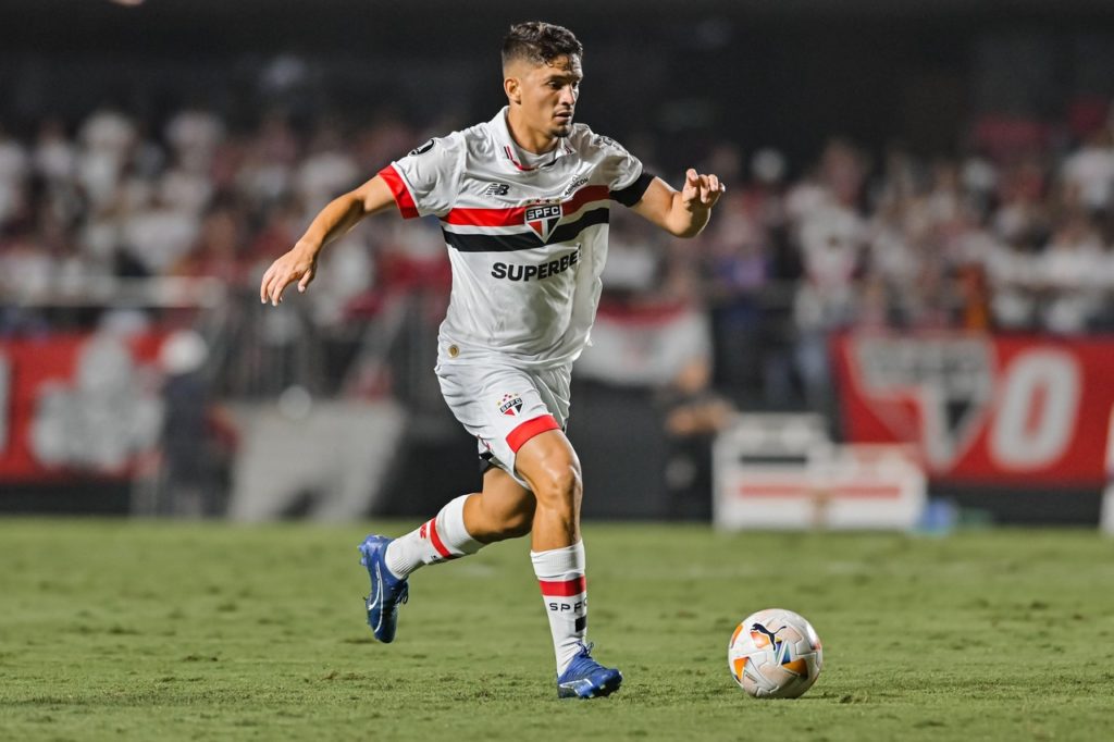 Pablo Maia, do São Paulo, conduz a bola durante um jogo do time na temporada de 2024.