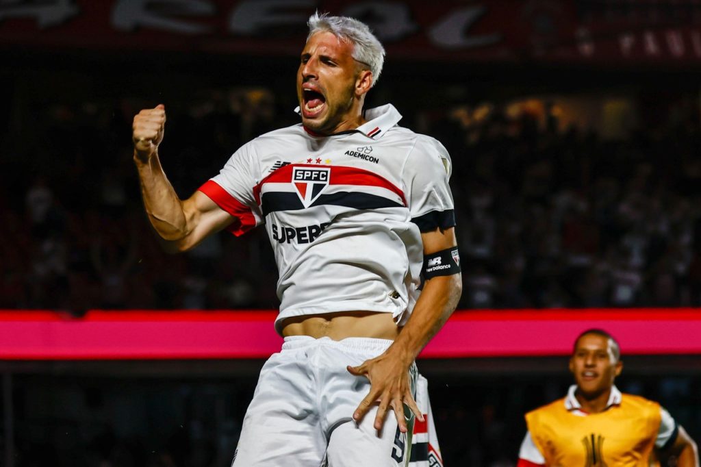 Calleri, do São Paulo, comemorando um dos gols do time na partida contra o Cobresal.