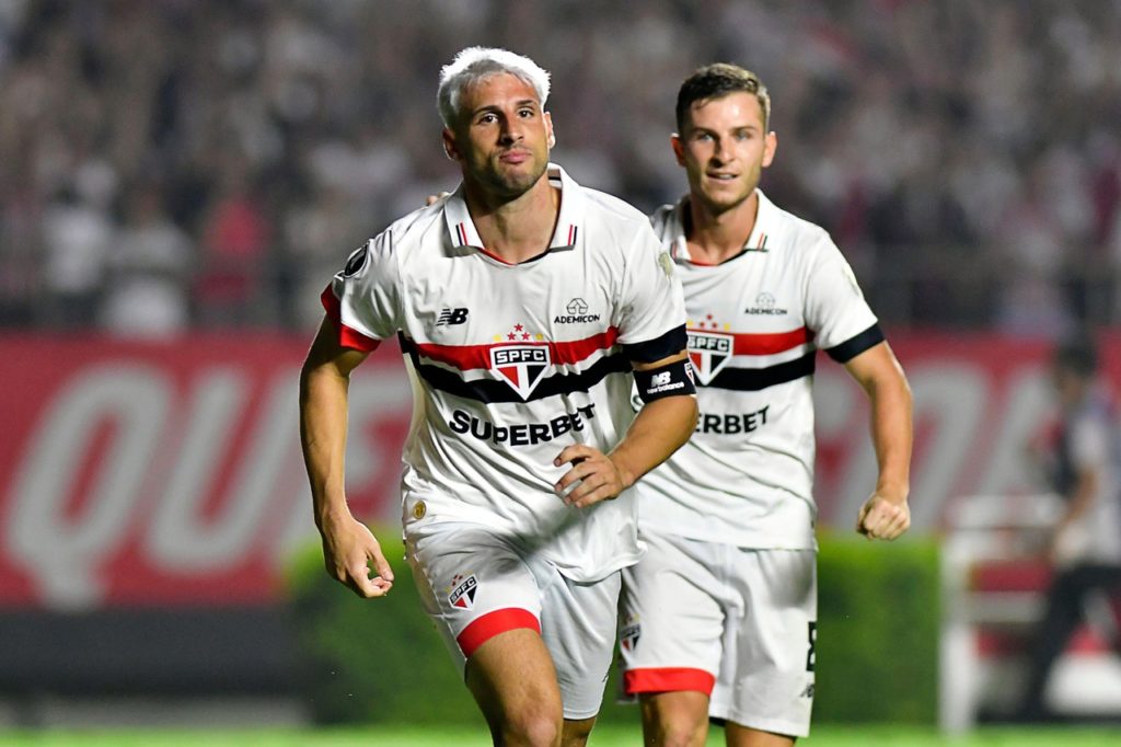 Calleri-São-Paulo-Jogo-2X0AW9M Calleri, do São Paulo, comemorando um gol marcado pelo clube na temporada de 2024.