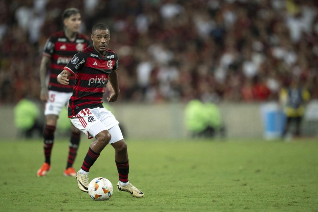 De la Cruz, do Flamengo, domina a bola e tenta distribuir o jogo do time em um dos jogos da temporada.
