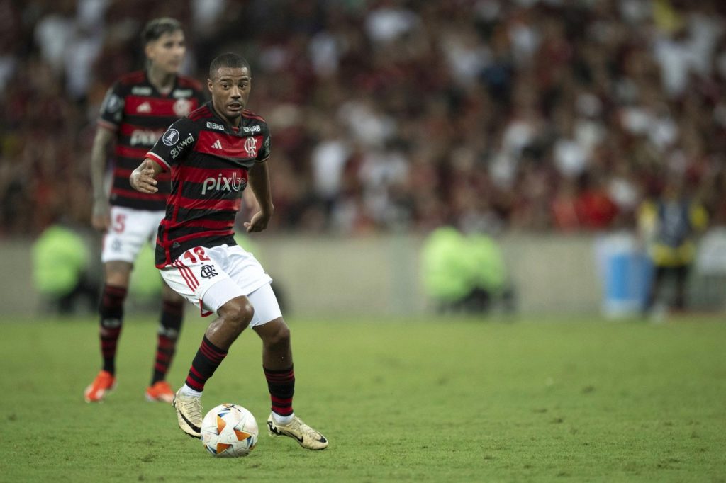 De-la-Cruz-Flamengo-Jogo2X0B51K De la Cruz, do Flamengo, domina a bola e tenta distribuir o jogo do time em um dos jogos da temporada.