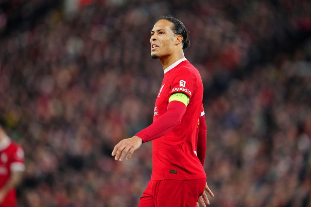 Van Dijk, do Liverpool, lamenta um lance perdido em um dos jogos do time em casa na temporada.