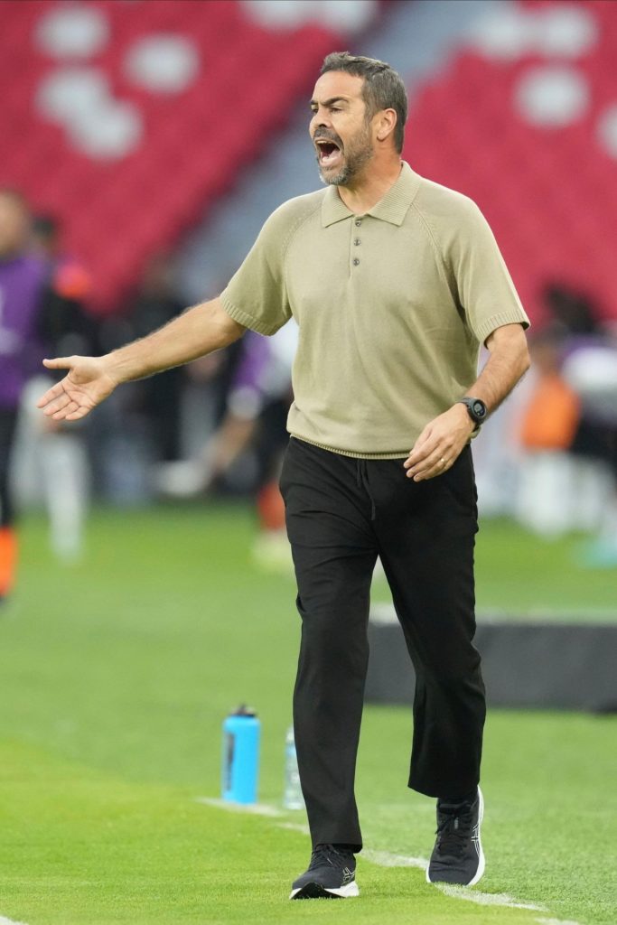 Artur Jorge, do Botafogo, observa o time durante um jogo da Copa Libertadores de 2024.