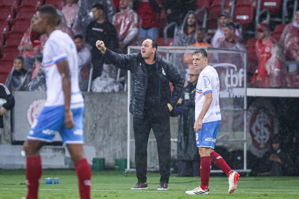 Rogério Ceni, do Bahia, orienta o time em um jogo do Campeonato Brasileiro de 2024.