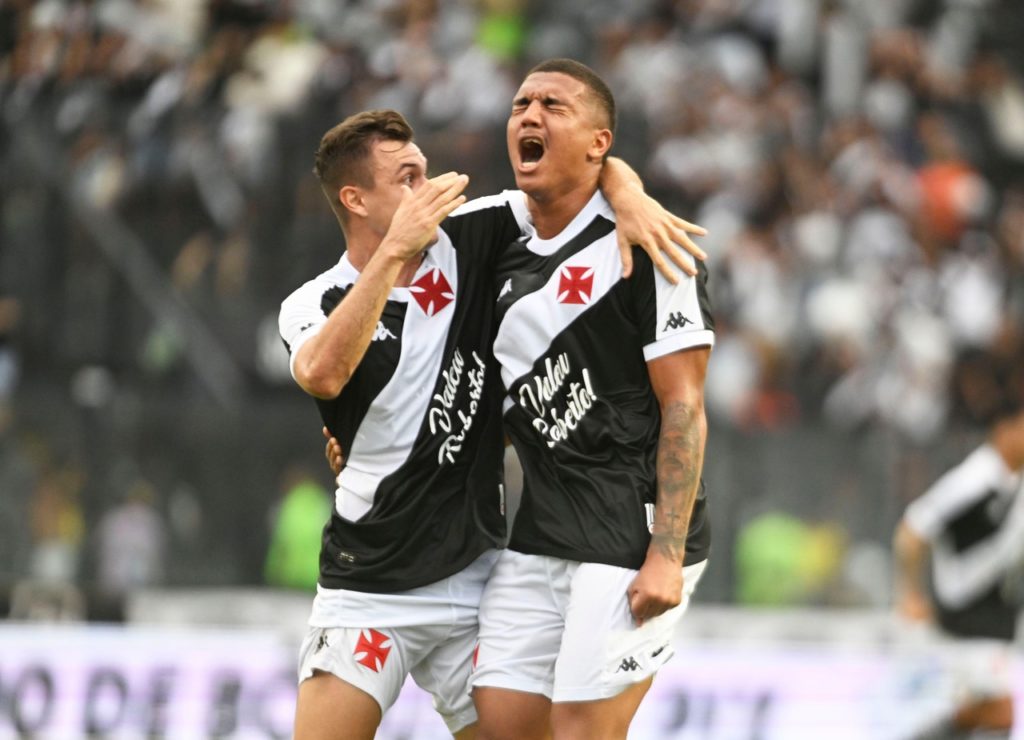 Mateus Carvalho, do Vasco, comemora um dos gols do time contra o Grêmio pelo Brasileirão de 2024.