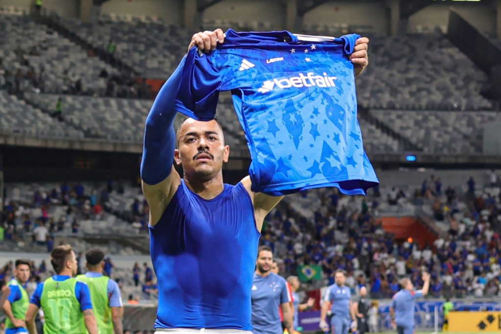 Rafael Elias, do Cruzeiro, mostra a camisa do clube depois de marcar um gol na partida pelo Brasileiro.