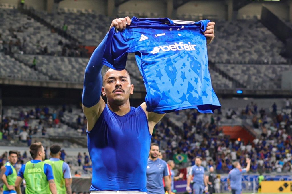 Rafael-Elias-Cruzeiro-Jogo-2X10DA6 Rafael Elias, do Cruzeiro, mostra a camisa do clube depois de marcar um gol na partida pelo Brasileiro.
