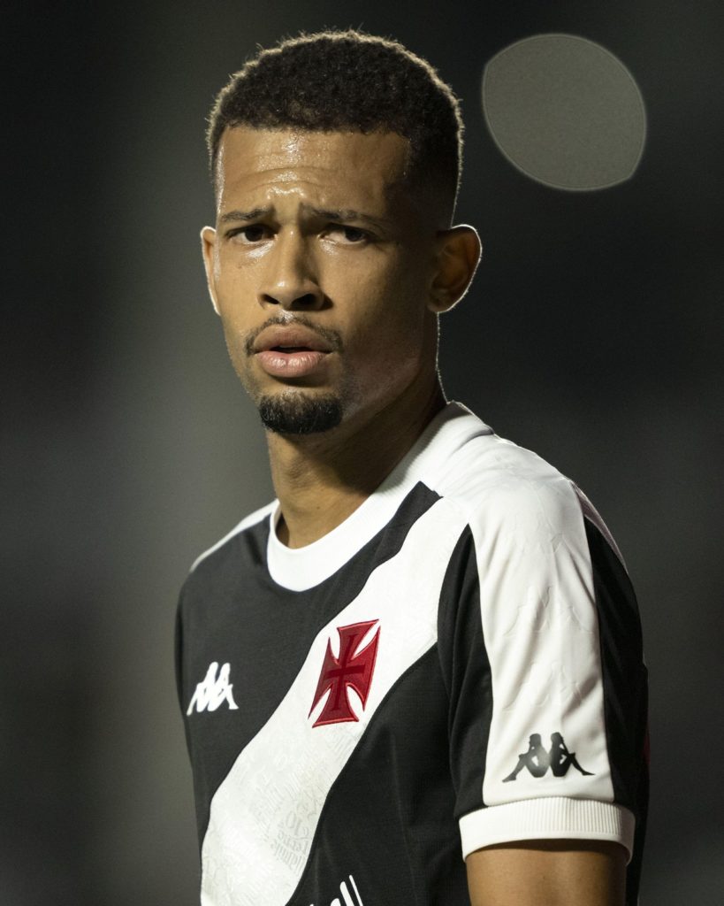 João-Victor-Vasco-Jogo-2X116E7 João Victor, do Vasco, observa os companheiros durante uma partida do time.