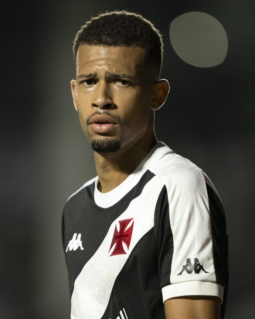 João Victor, do Vasco, observa os companheiros durante uma partida do time.