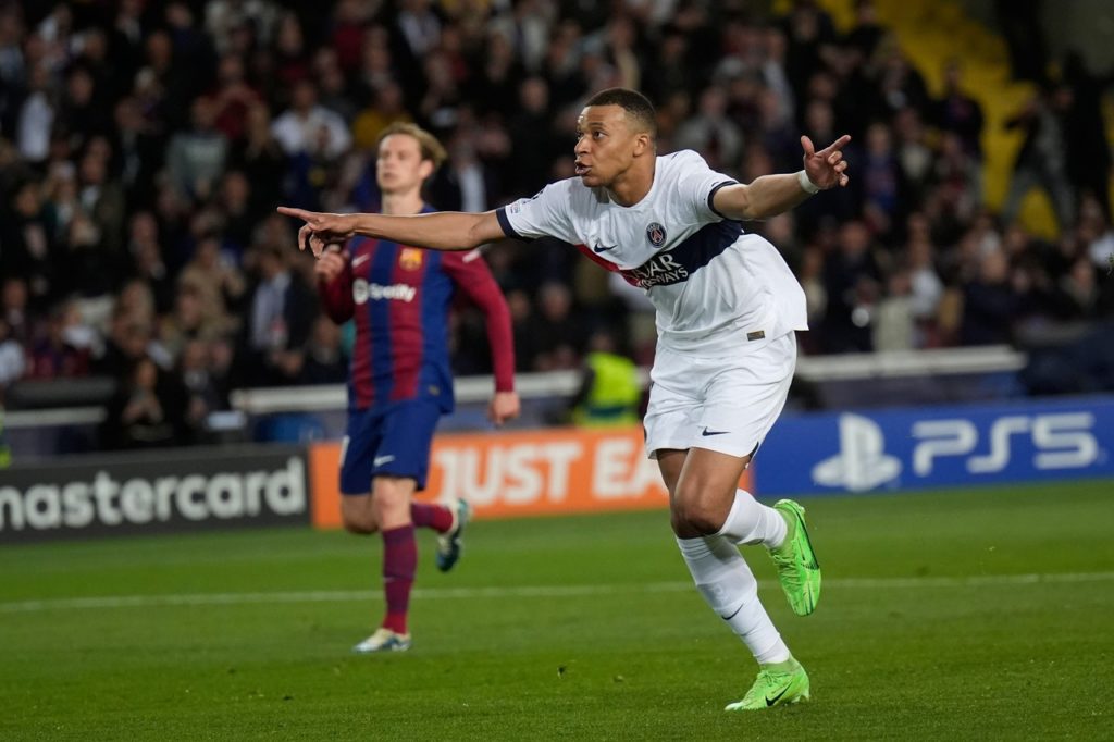 Mbappé-PSG-Jogo-2X1EXM2 Mbappé, do PSG, comemora um dos gols que marcou sobre o Barcelona na Liga dos Campeões.