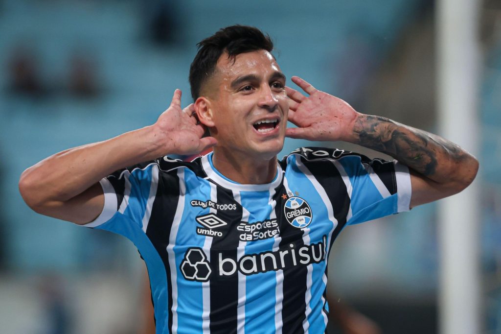 Cristaldo, do Grêmio, comemora mais um gol marcado com a camisa do clube.