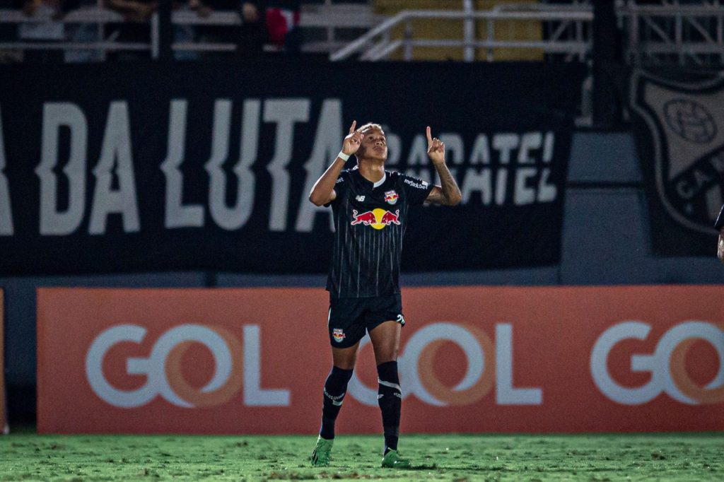 Vitinho-Red-Bull-Bragantino-Jogo-2X1PNWN Vitinho, do Red Bull Bragantino, comemora um gol marcado pelo clube no Brasileirão de 2024.