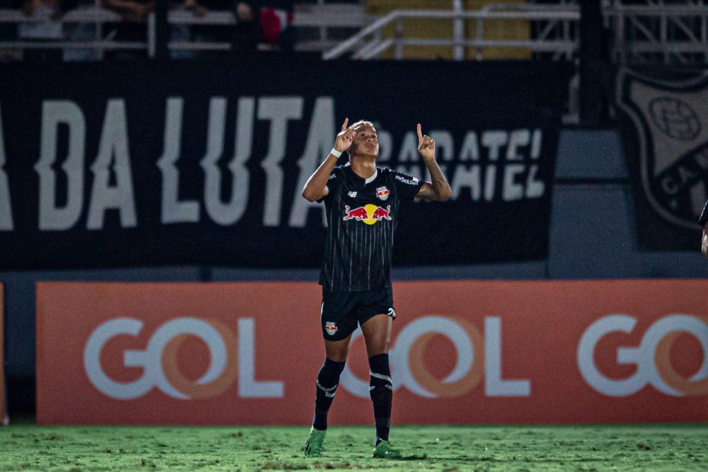 Vitinho, do Red Bull Bragantino, comemora um gol marcado pelo clube no Brasileirão de 2024.