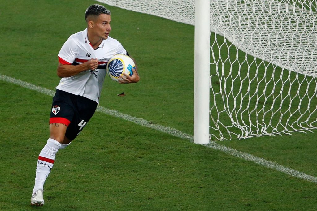 Ferreirinha, do São Paulo, comemorando um gol marcado pelo clube, no Brasileirão.