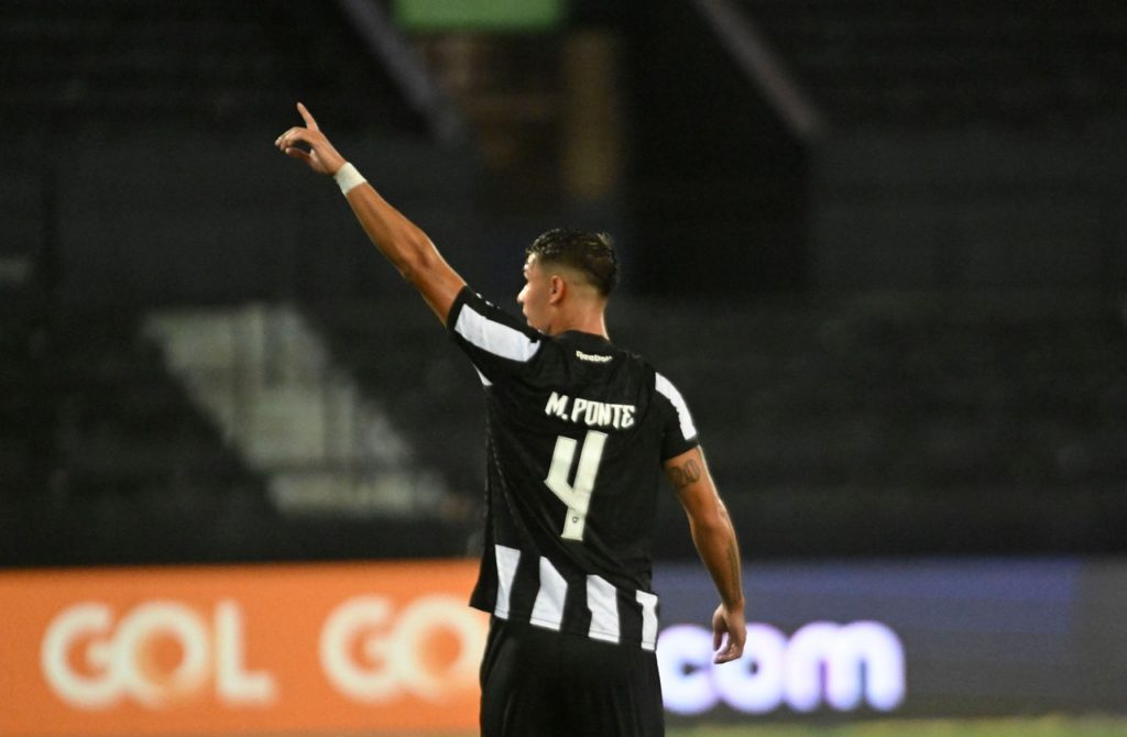 Mateo Ponte, do Botafogo, comemora um gol marcado com a camisa do clube no Brasileirão de 2024.