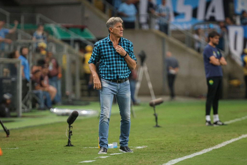 Renato Portaluppi, do Grêmio, observa o time durante um jogo da temporada 2024.