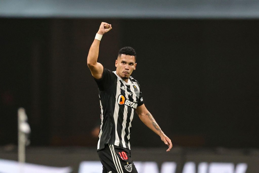 Paulinho-Atlético-MG-Jogo-2X28G93 Paulinho, do Atlético-MG, comemorando um gol marcado sobre o Cruzeiro no Brasileirão de 2024.