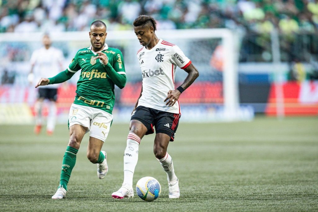 Bruno-Henrique-Flamengo-Jogo-2X2C4D6 Bruno Henrique, do Flamengo, com a bola dominada em um dos jogos do Brasileirão de 2024.