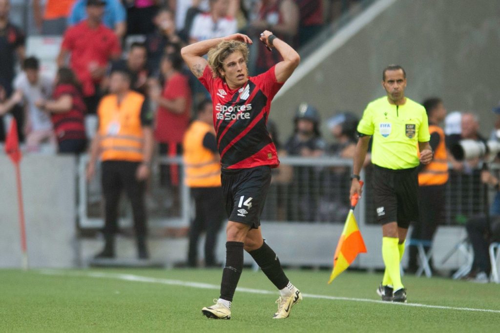 Canobbio, do Athletico, comemora o gol marcado na partida de número três do time no Brasileirão de 2024.