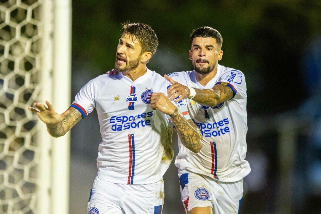 Everaldo-Bahia-Jogo-2X2C957 Everaldo, do Bahia, comemora um dos gols marcados por ele com a camisa do clube na temporada.