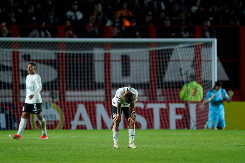 Jogadores do Corinthians lamentam um go tomado na Copa Sul-Americana.