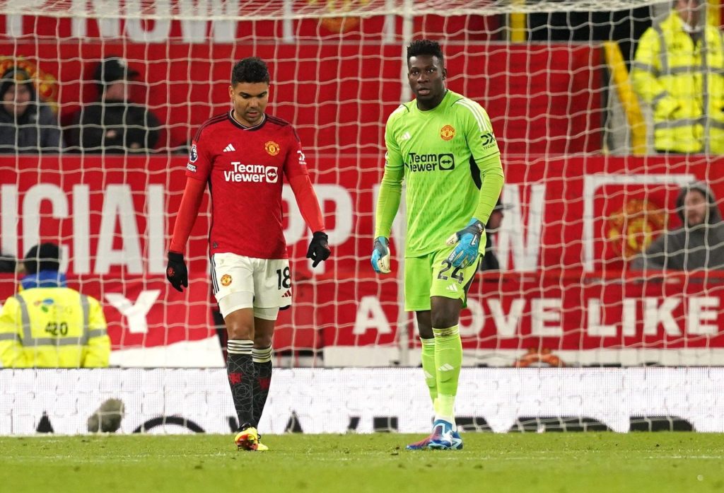 Casemiro-Onana-Manchester-United-Jogo-2X352JJ Casemiro e Onana, do United, lamentam um gol sofrido pela equipe na temporada inglesa.