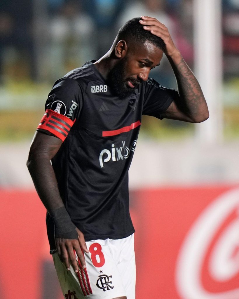 Gerson, do Flamengo, lamenta uma chance perdida em um dos jogos do time na Libertadores.