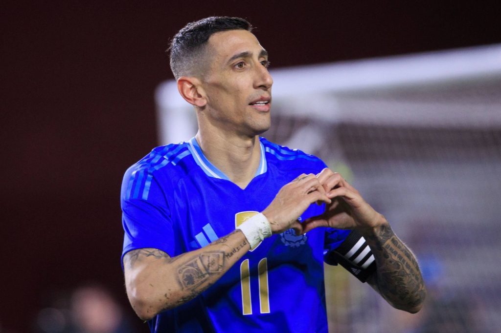 Meia Di María em jogo da seleção argentina