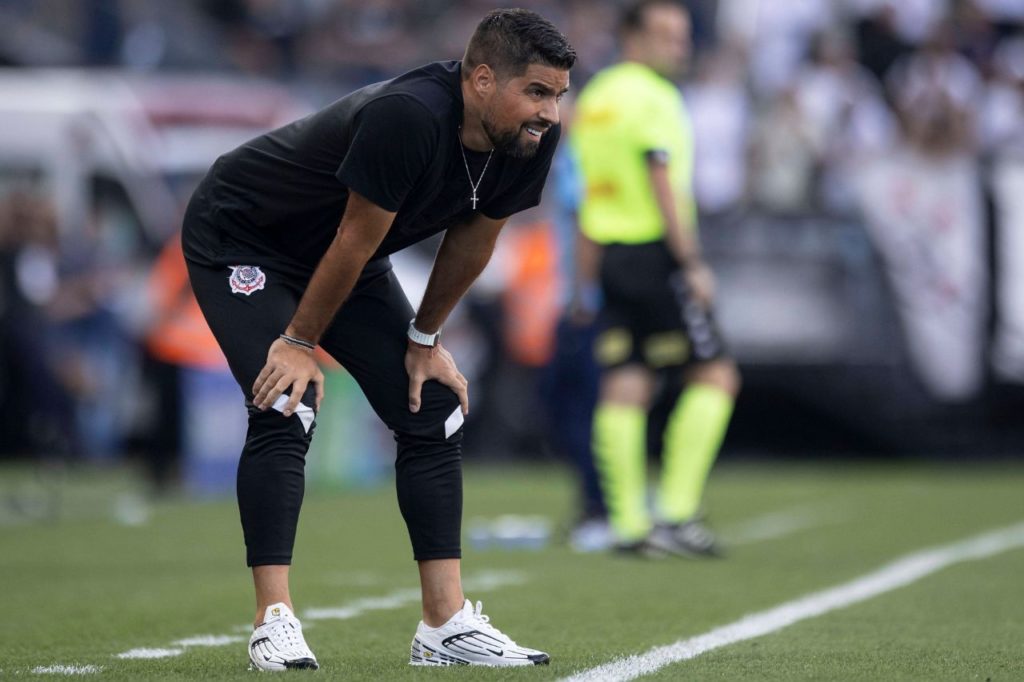 Técnico António Oliveira no comando do Corinthians à beira do campo