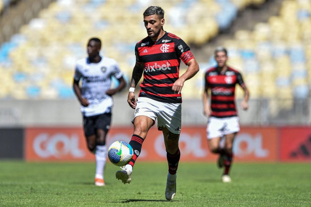 Meia Arrascaeta em ação no jogo entre Flamengo e Botafogo pelo Brasileirão