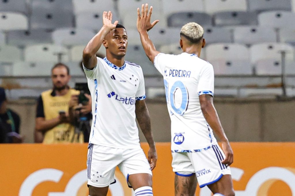 Arthur Gomes comemora gol do Cruzeiro no jogo contra o Vitória pelo Brasileiro