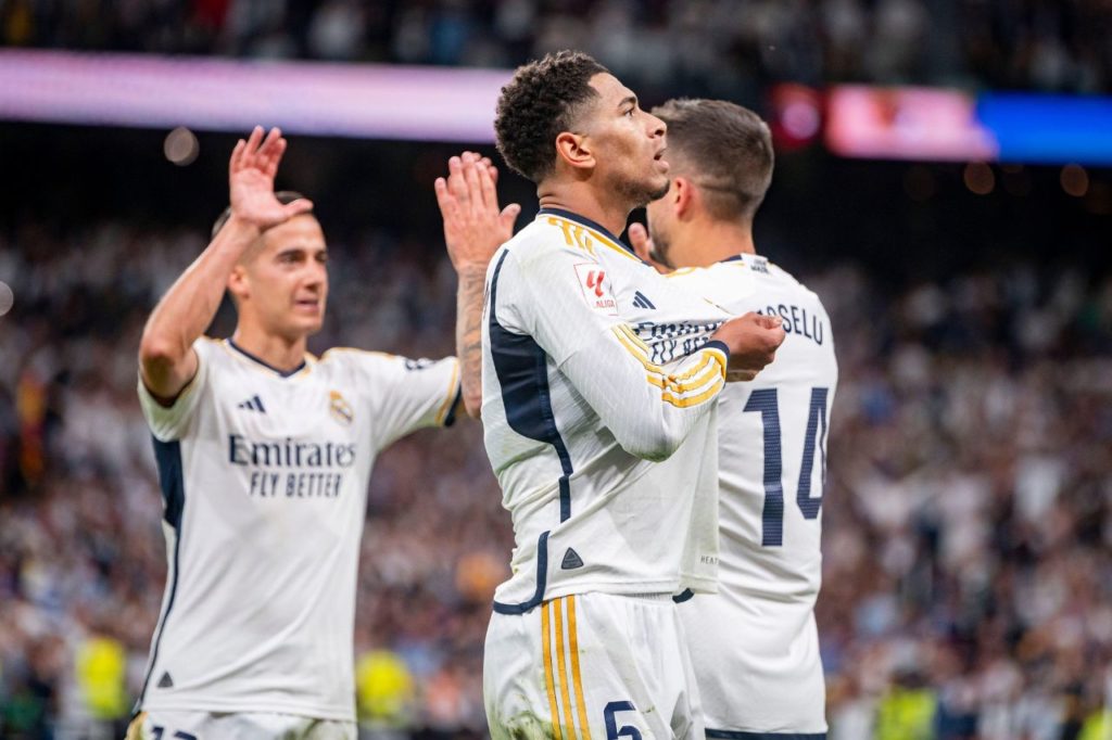 Bellingham-Real-Madrid-gol-alamy2X2CBD7 Jude Bellingham comemorando gol da vitória do Real Madrid sobre o Barcelona no Santiago Bernabéu