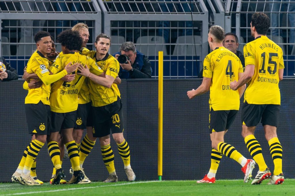 Julian Brandt comemorando gol com os companheiros de Borussia Dortmund no jogo contra o Atlético de Madrid pela Champions League