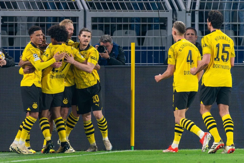 Brandt-Borussia-Dortmund-jogo-alamy2X1EFY4 Julian Brandt comemorando gol com os companheiros de Borussia Dortmund no jogo contra o Atlético de Madrid pela Champions League