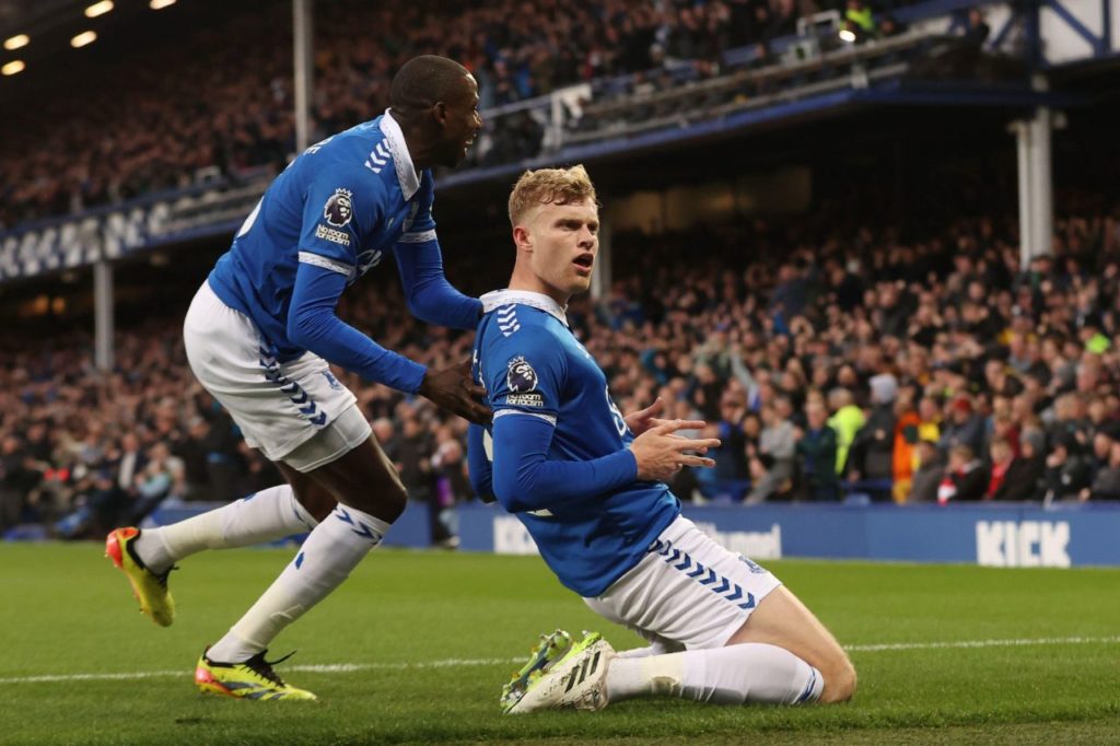 Branthwaite-Everton-gol-alamy2X3502A Branthwaite comemora gol do Everton em clássico com o Liverpool na Premier League