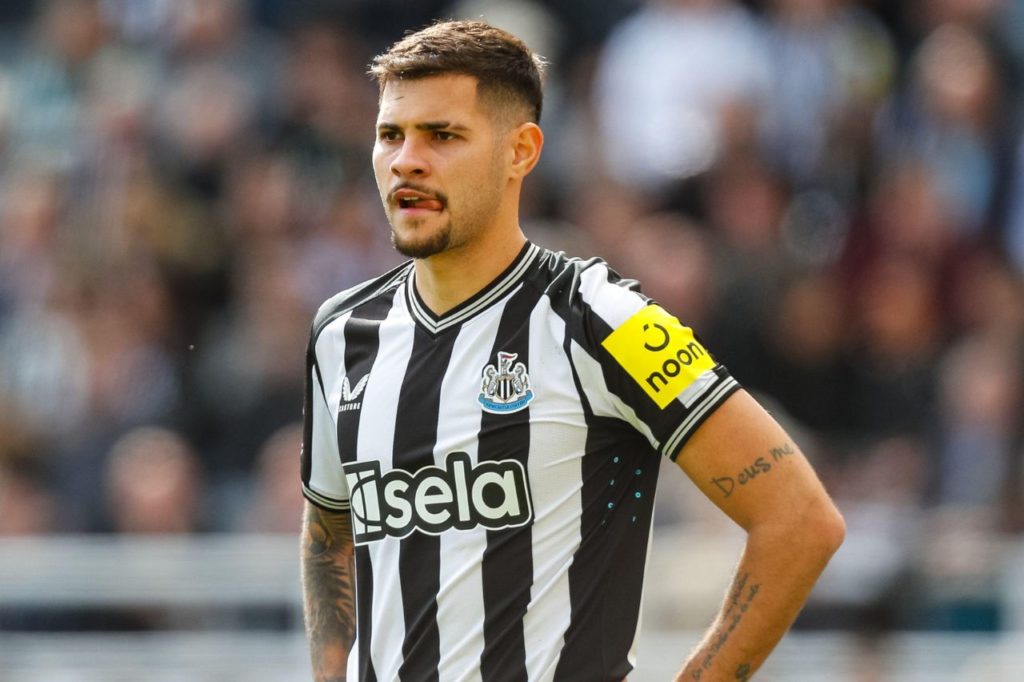 Volante brasileiro Bruno Guimarães em jogo do Newcastle na Premier League