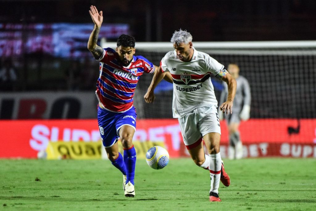 Calleri-São-Paulo-Fortaleza-Morumbi-jogo-alamy2X0W0FG Centroavante Calleri do São Paulo na derrota para o Fortaleza pelo Brasileirão