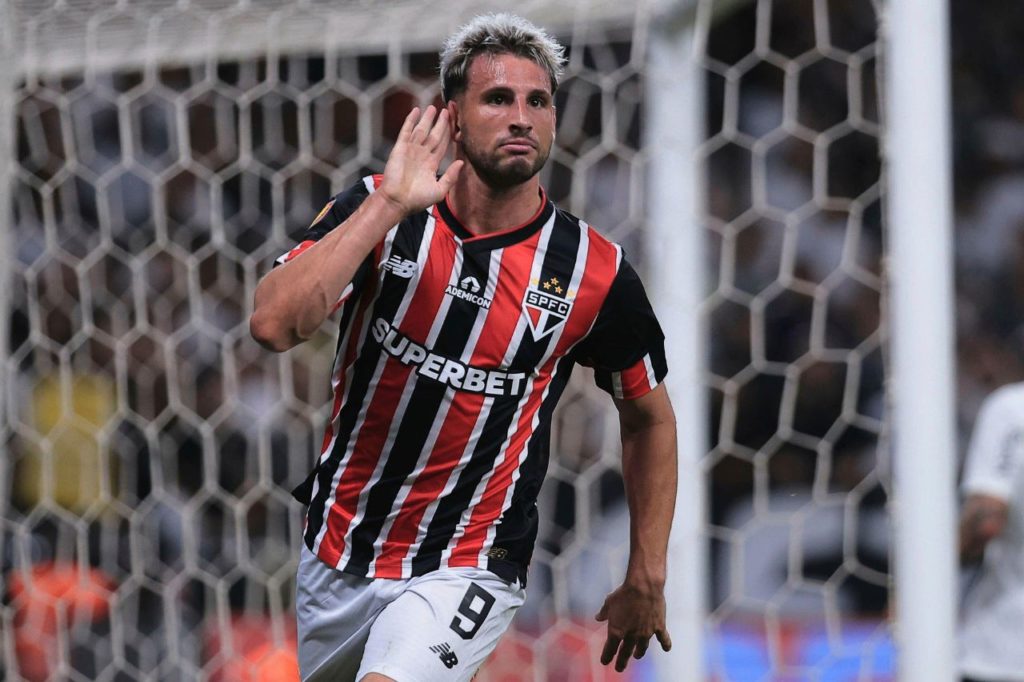 Calleri-São-Paulo-jogo-alamy2WFF36B Centroavante Calleri em jogo do São Paulo na temporada 2024