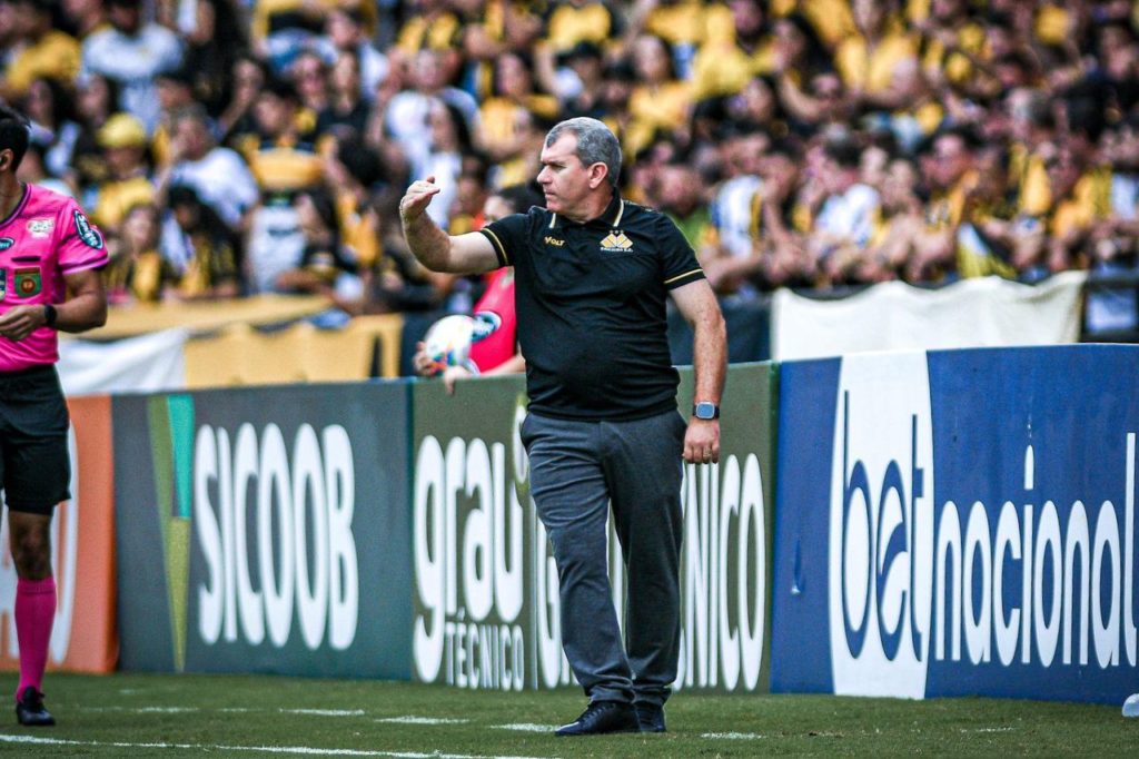 Claudio-Tencati-treinador-Criciúma-jogo-alamy2WWK5Y0 Técnico Cláudio Tencati no comando do Criciúma no Brasileirão