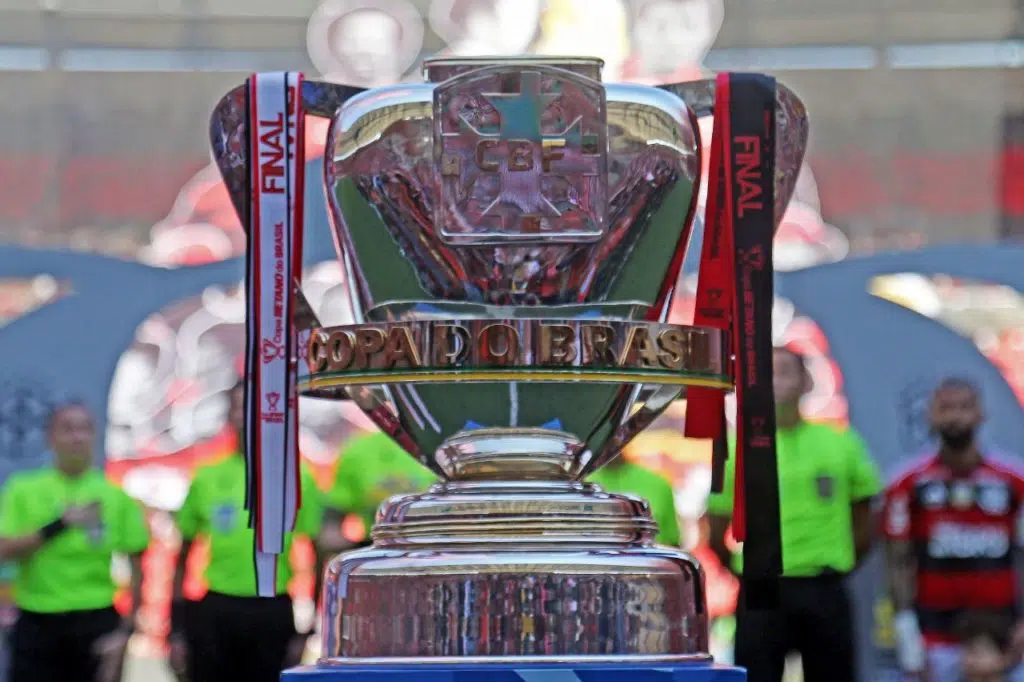 Taça da Copa do Brasil sendo exibida no gramado