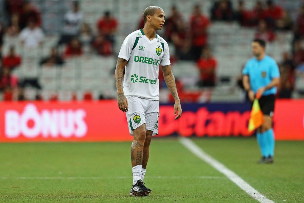 Deyverson-Cuiabá-jogo-alamy2X10CET Atacante Deyverson em ação pelo Cuiabá