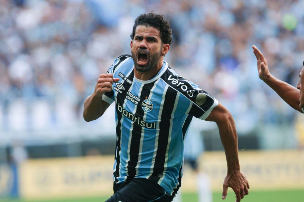 Centroavante Diego Costa em ação pelo Grêmio